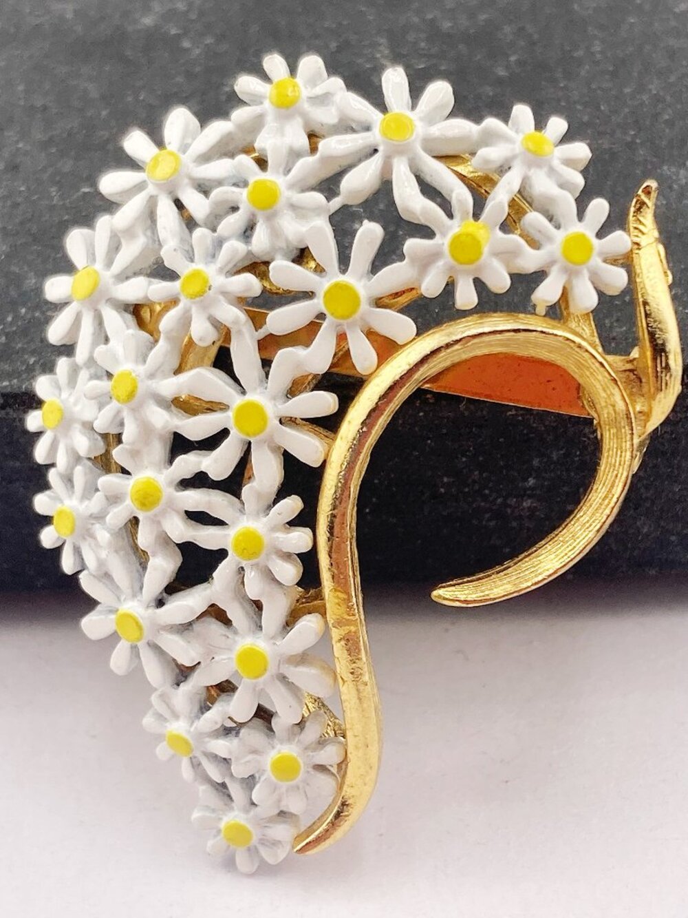 VINTAGE White and yellow enamel gold tone metal daisy cluster brooch flower pin